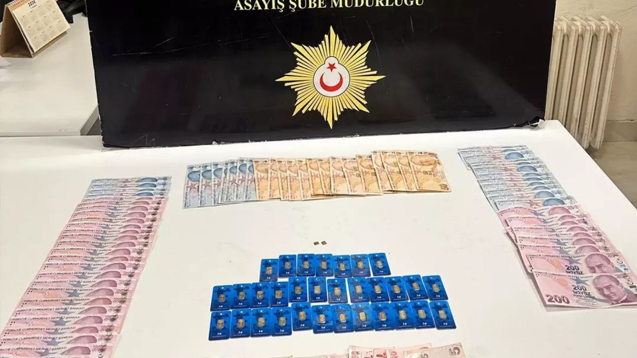 Sivas'ta Kuyumcuya Sahte Altın Satmaya Çalışan 3 Zanlı Suçüstü Yakalandı!