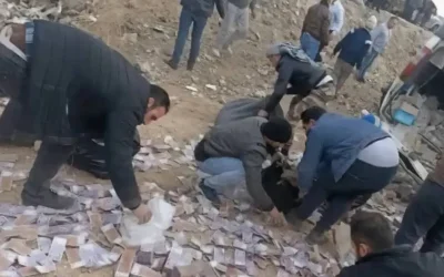 Merkez bankasının aracı devrildi, paralar dağıldı! Halk hemen toplamak için birbiriyle yarıştı.