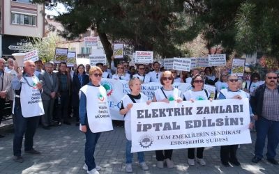 Eskişehir’de Emeklilerden Elektrik Zammına Sert Tepki: Faturalarını Yakarak Protesto Ettiler