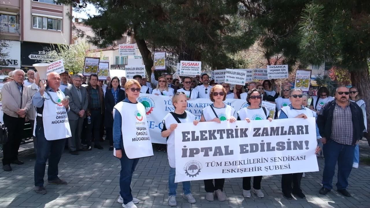 Eskişehir’de Emeklilerden Elektrik Zammına Sert Tepki Faturalarını Yakarak Protesto Ettiler