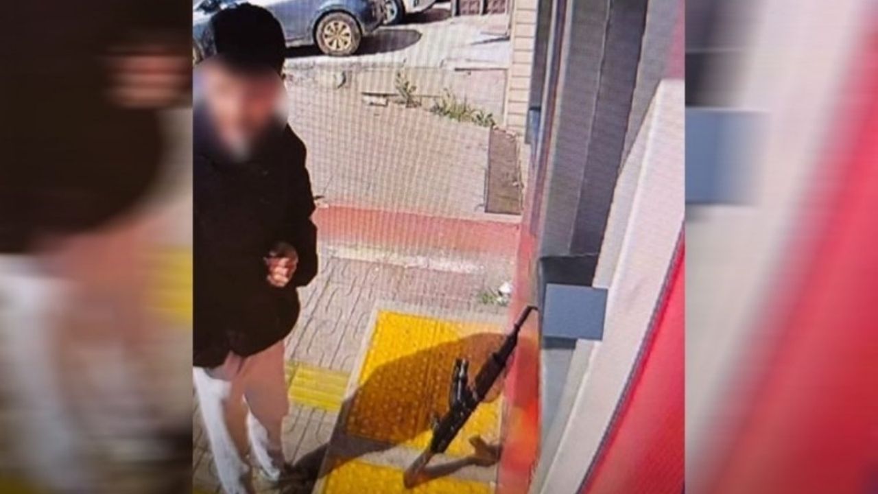 İstanbul'da Şaşkına Çeviren Olay Uzun Namlulu Silahla ATM'den Para Çekti