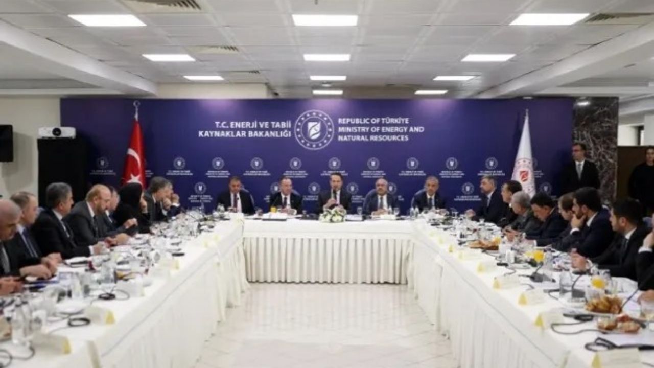 Kaçak Elektriğe Karşı Yeni Adımlar Bakan Bayraktar, Şanlıurfa ve Mardin Temsilcileriyle Kritik Toplantı Yaptı