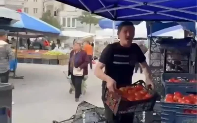 Çorum’da domatesleri israf eden pazarcıya yüksek para cezası