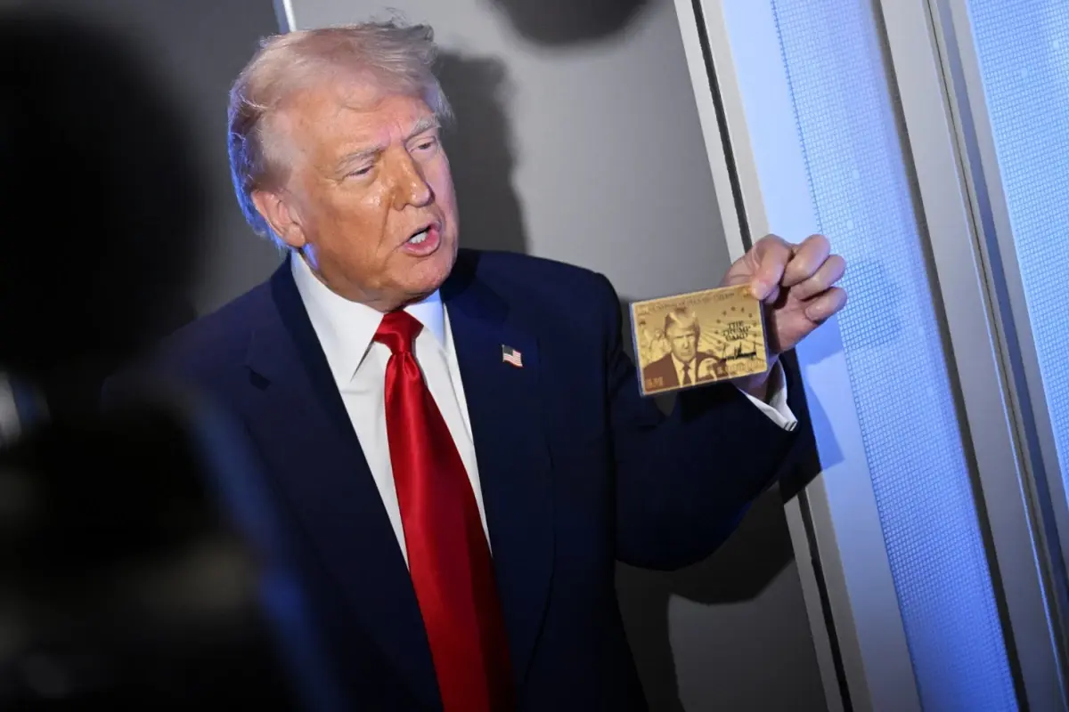 trump-5-milyon-dolarlik-altin-karti-tanitti-18493348_6276_amp.jpg
