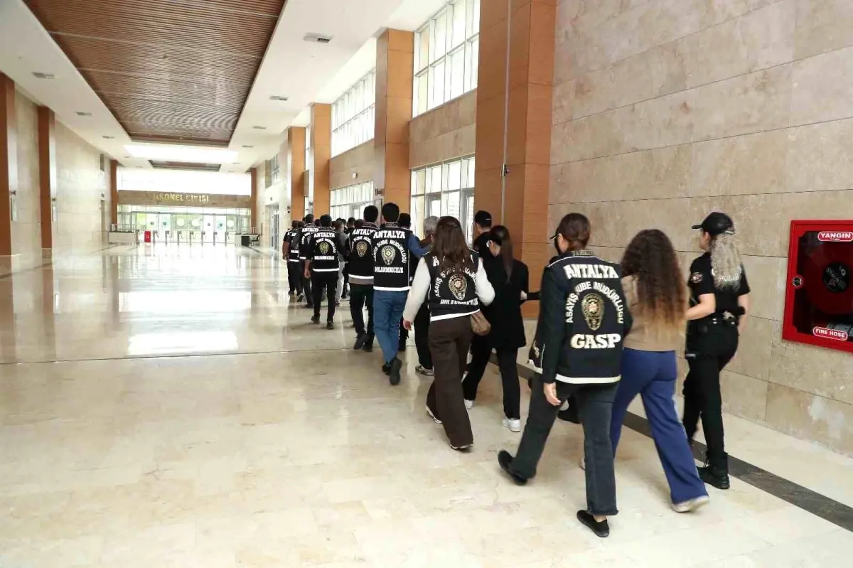 antalya-da-carsaf-operasyonu-42-milyon-tl-lik-18604899_amp.jpg