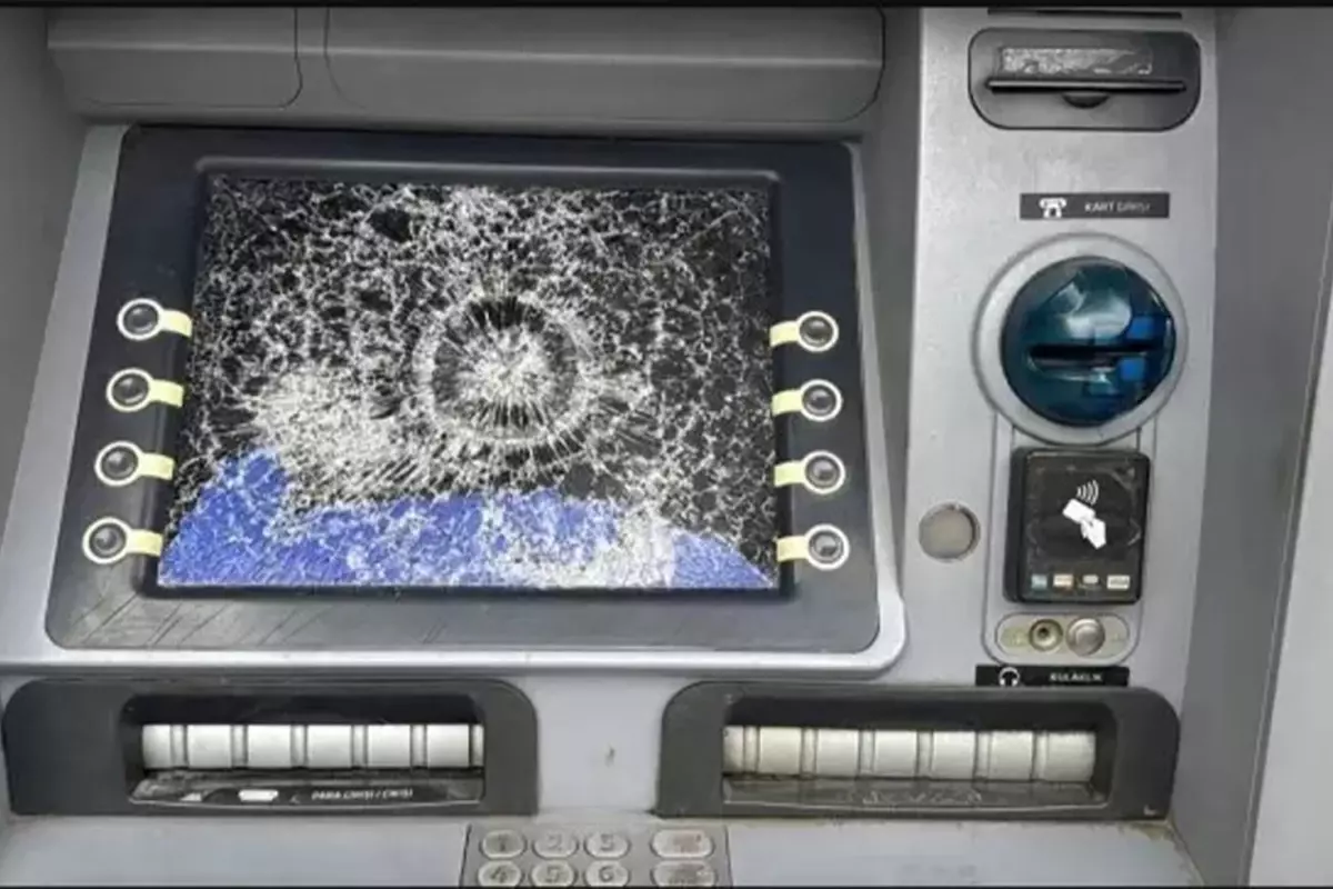 bayrampasa-da-atm-lere-saldirdilar-vatandaslar-18592199_9325_amp.jpg