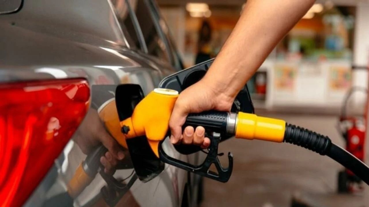 Benzin ve Motorin Fiyatlarında Yeni Zam Gelecek mi Uzmanlardan Petrol Tahminleri