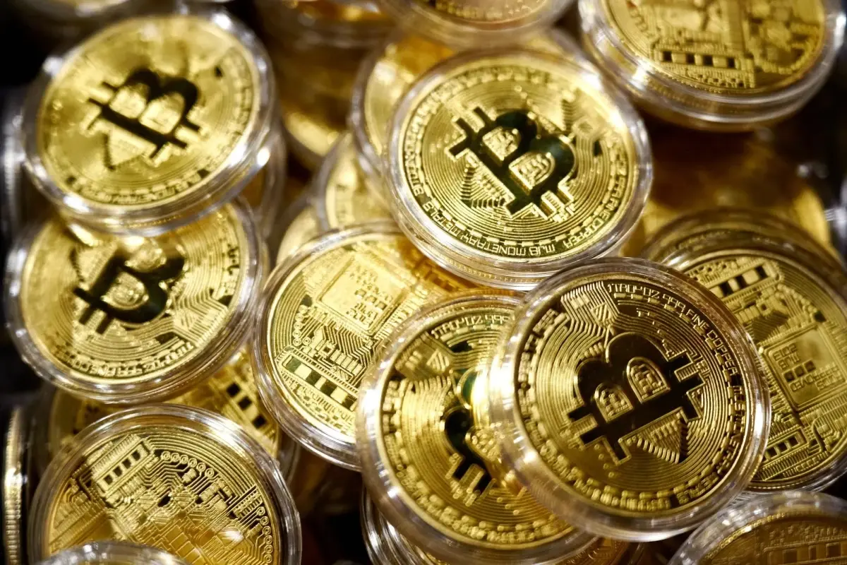 halka-acik-sirketler-bitcoin-alim-yarisinda-18839948_9063_amp.jpg