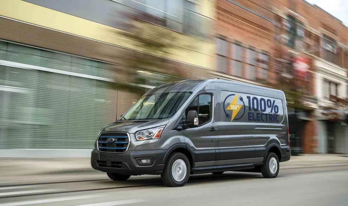 ford-transit-in-60-yillik-seruveni-rakamlara-18927194_amp.jpg