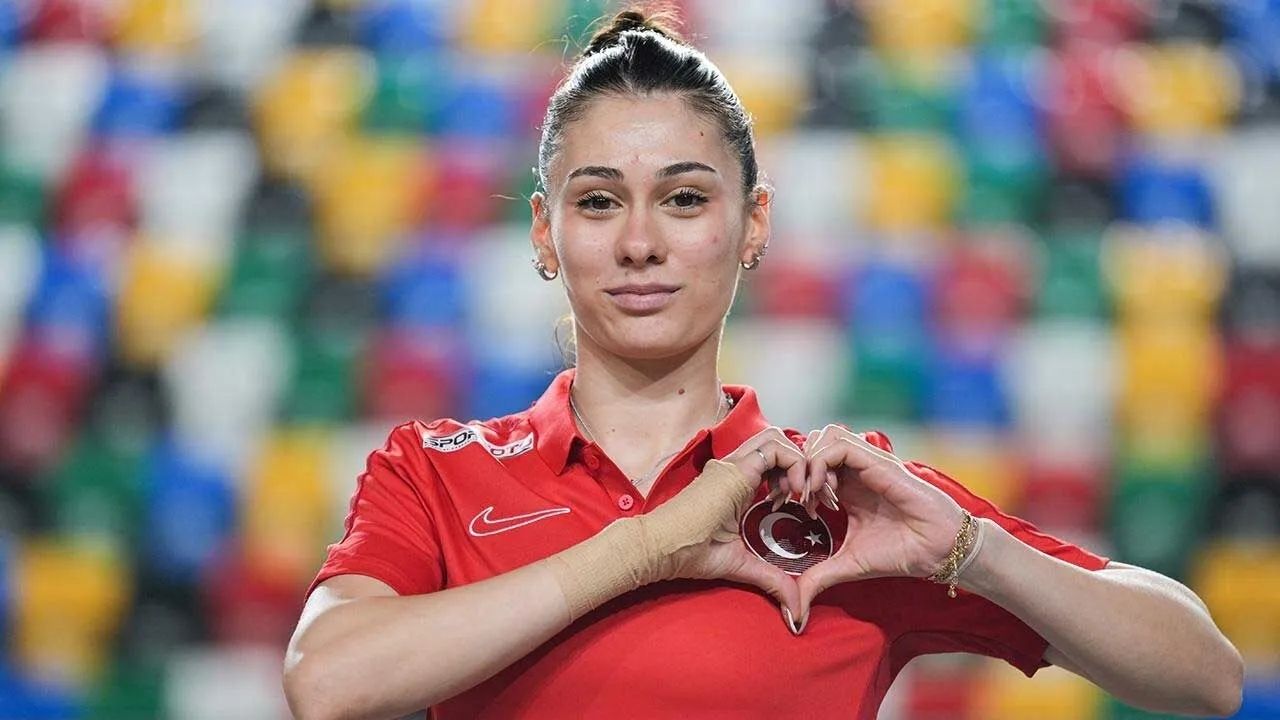 Aysel Önder Dünya Şampiyonasında Altın Kazandı ve Rekor Kırdı