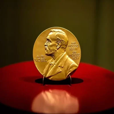 2025-nobel-ekonomi-odulu-sahiplerini-buldu-19142699_1530_amp.jpg