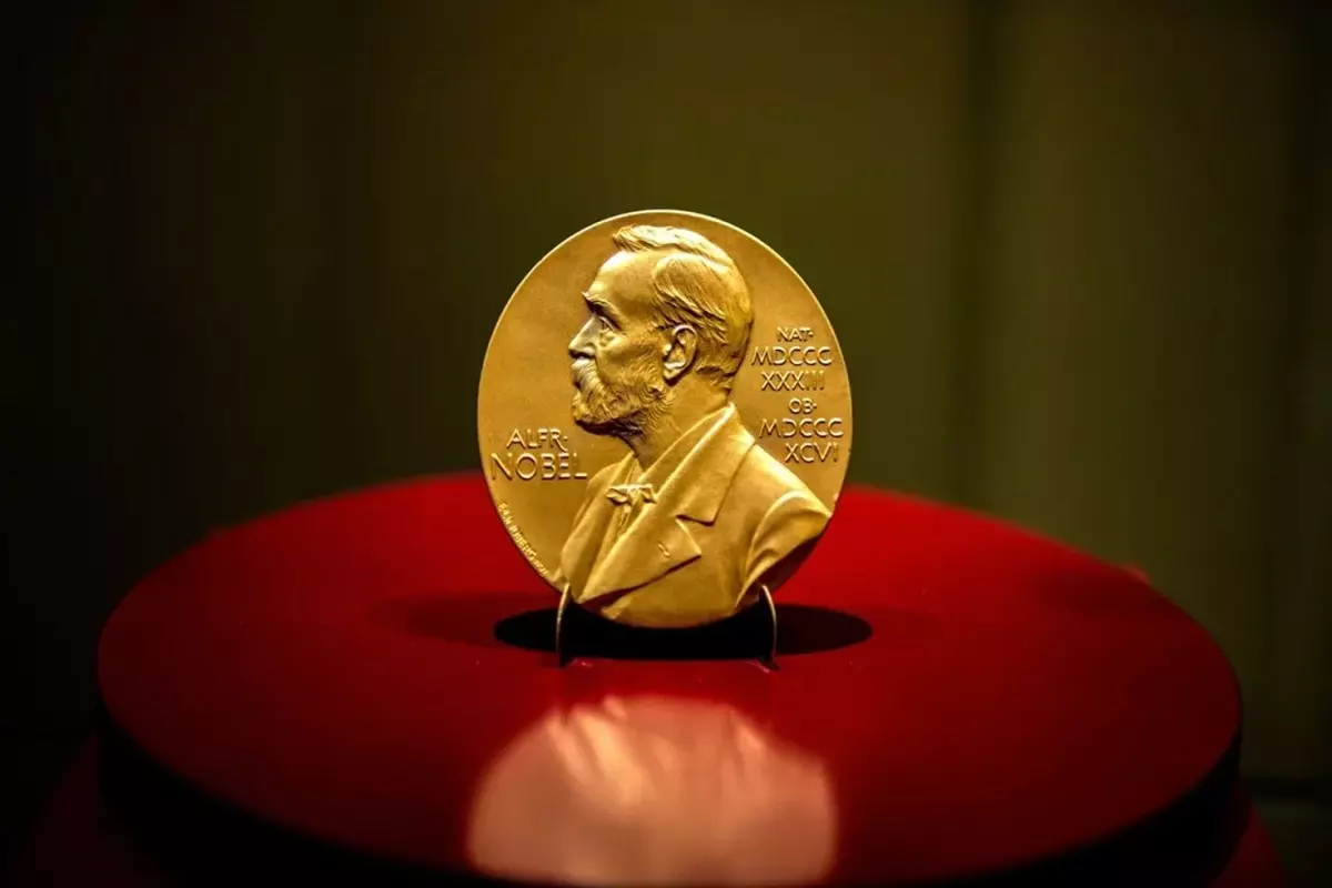 2025-nobel-ekonomi-odulu-sahiplerini-buldu-19142699_1530_amp.jpg