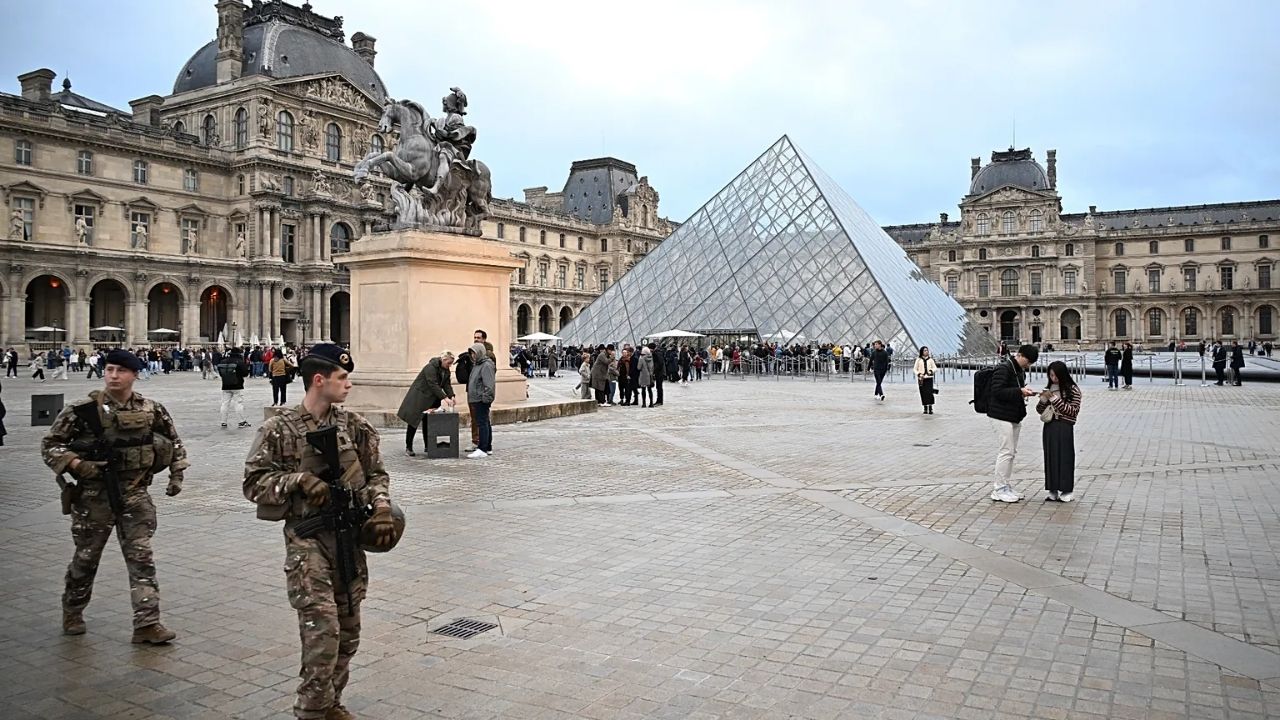 Louvre Müzesi Soygununda Çalınan Mücevherlerin Değeri 88 Milyon Euro