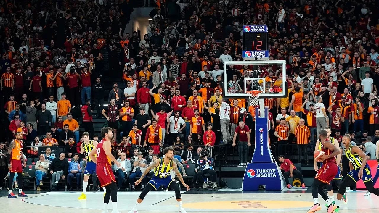 TBF, Galatasaray ve Karşıyaka'ya para cezası verdi.