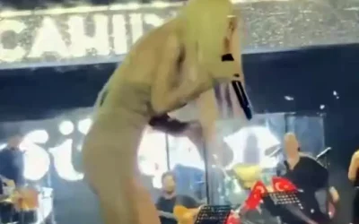 Gülşen, Atatürk’ün resminin bulunduğu parayı atan hayranına kızdı