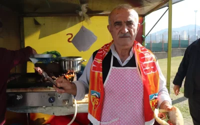 Eski Futbolcu Maç Öncesi Kayserispor için Köfte Satıyor
