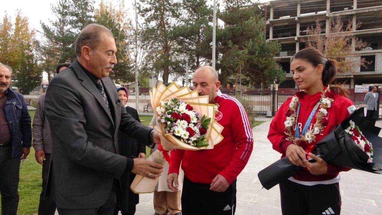Altın Madalyalı Boksör Evin Erginoğuz Çiçeklerle Kutlandı