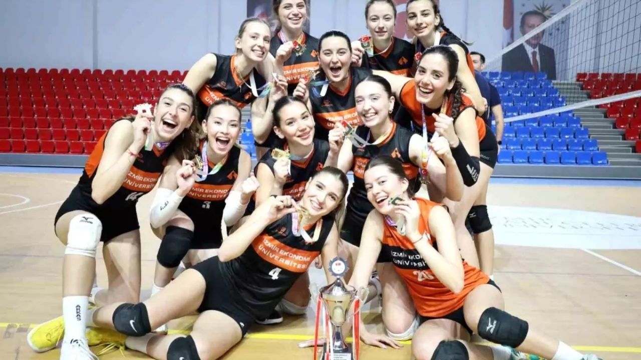 İzmir Ekonomi Üniversitesi Kadın Voleybol Takımı Zafer Kazandı