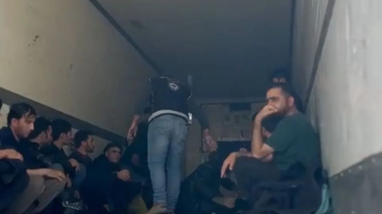 Sakarya'da 24 Kaçak Göçmen Yakalandı, Sürücü Tutuklandı