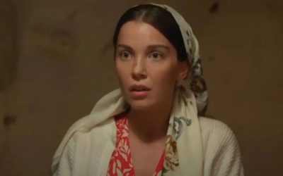 Ceketinin içine hiçbir şey giymedi: Yaren Güldiken’in cesur tarzı sosyal medyada gündem oldu