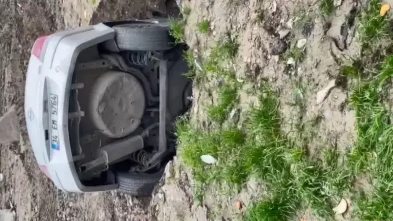 Esenyurt’ta Park Halindeki Otomobili Çukur Yuttu Araç Sahibinin Tepkisi Dikkat Çekti