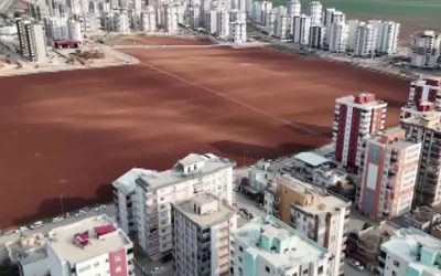 Herkes Satarken O Direndi: Betonun Ortasında Tarım Yapıyor