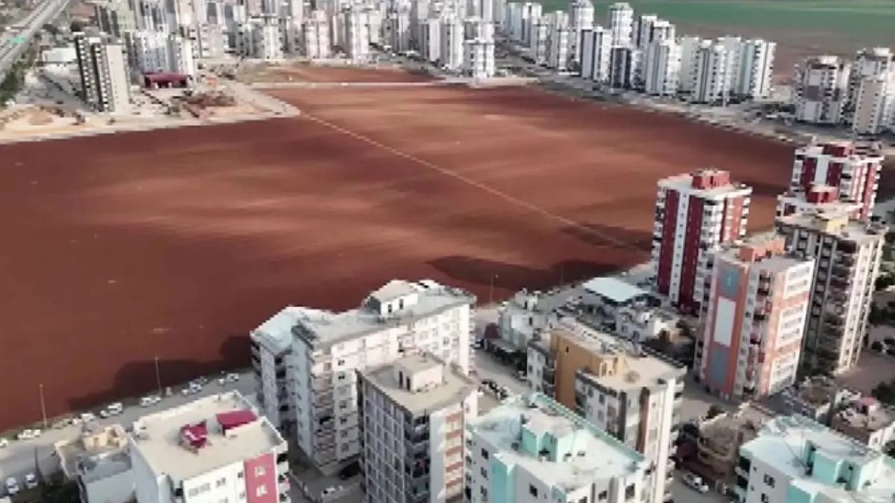 Herkes Satarken O Direndi Betonun Ortasında Tarım Yapıyor