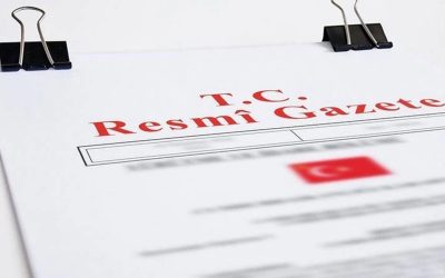 Libya Tezkeresi Resmî Gazete’de YayımlandıTürkiye Büyük Millet Meclisi’nde onaylanan ve Resmî Gazete’de yayımlanan tezkereyle, Libya’da görev yapan Türk askerlerinin görev süresi 2 yıl uzatıldı.  Tezkereye AK Parti, CHP, MHP, Yeni Yol Partisi ve İYİ Parti “evet”, DEM Parti ise “hayır” oyu verdi. Karar, Libya’daki siyasi belirsizlikler, güvenlik riskleri, Türkiye-Libya güvenlik iş birliği anlaşmaları ve Birleşmiş Milletler nezdinde tanınan Libya hükümetine verilen desteğin devam etmesi gerekçeleriyle alındı.  Söz konusu yetki 2 Ocak 2026 tarihinden itibaren 24 ay boyunca geçerli olacak.