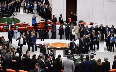 Meclis’te Nadir Görülen An: CHP’li Vekilin Jestine AK Partililerden Alkış