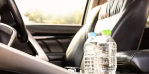 Su şişesi devrilerek araçta 500 bin TL’lik hasara neden oldu.