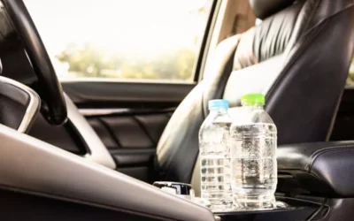 Su şişesi devrilerek araçta 500 bin TL’lik hasara neden oldu.